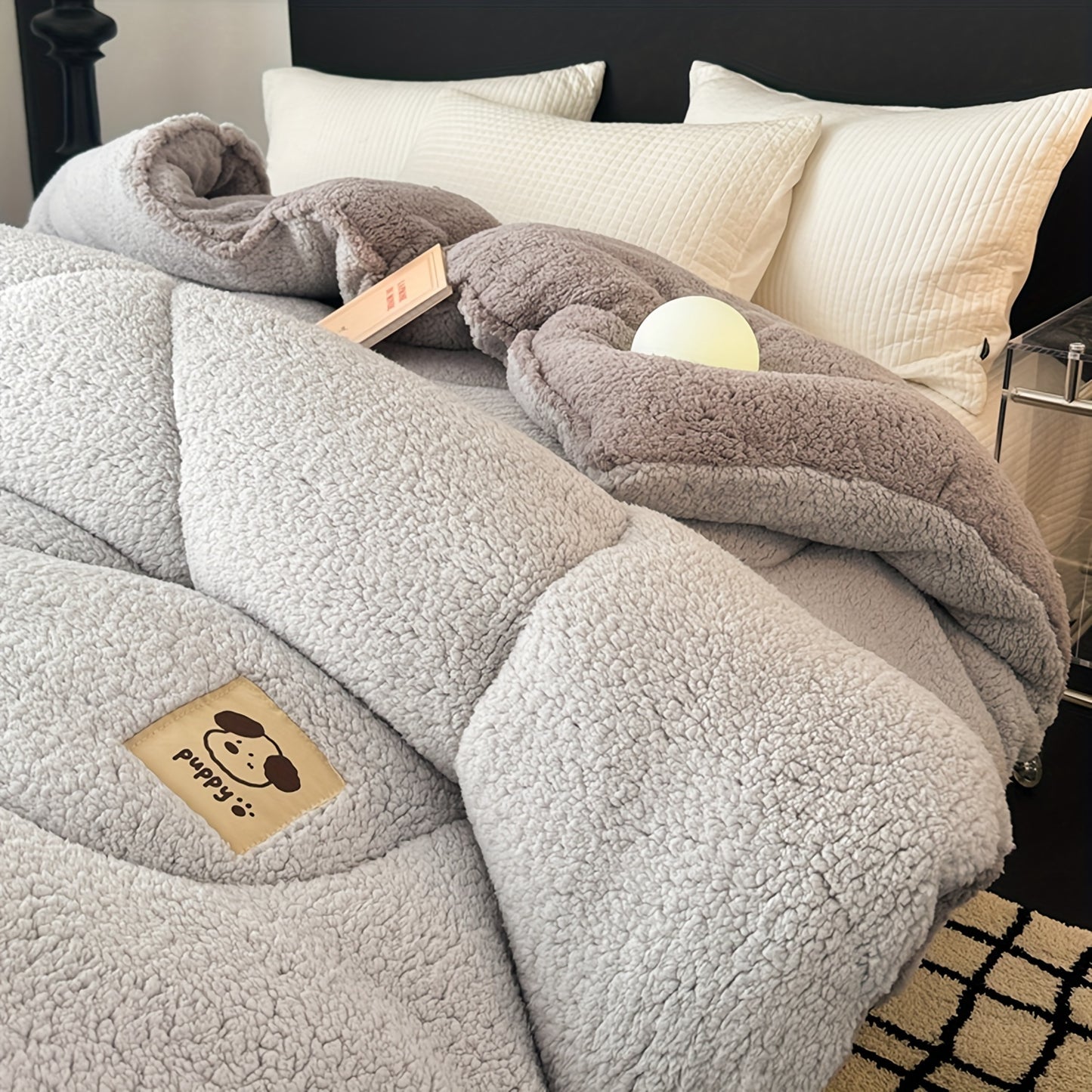 1pc Cozy Cartoon Badge Fleece Warm Winter Comforter Insert, Soft Comfortable Warmth, Suitable for Bedroom Guest Room Bedding, All Seasons, Hand Wash Only, 100% Polyester Fill & Cover, Quilted, Active Print, 200-250gsm