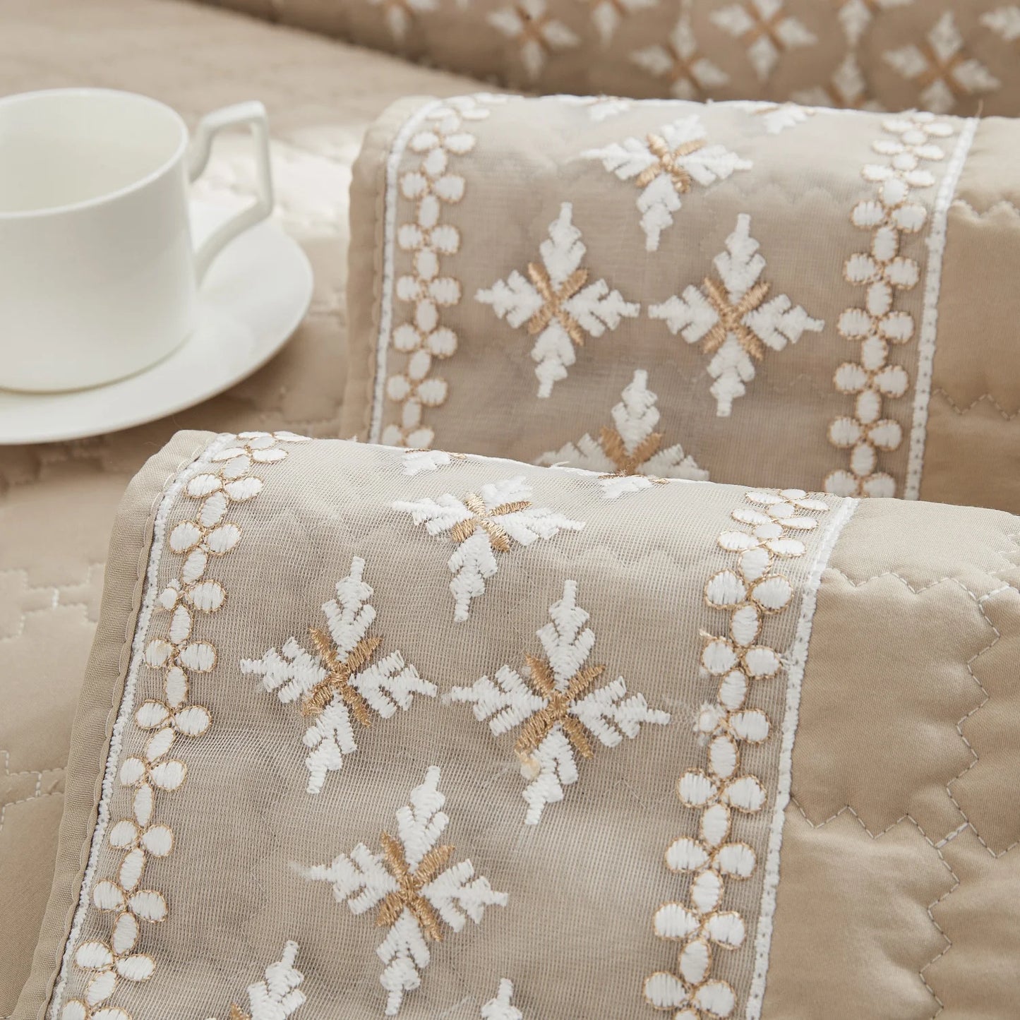 1pc Waffle Quilting Four Season Anti-Slip Sofa Cover With Snowflake Lace Decor, Couch Cover Blanket Modern Living Room